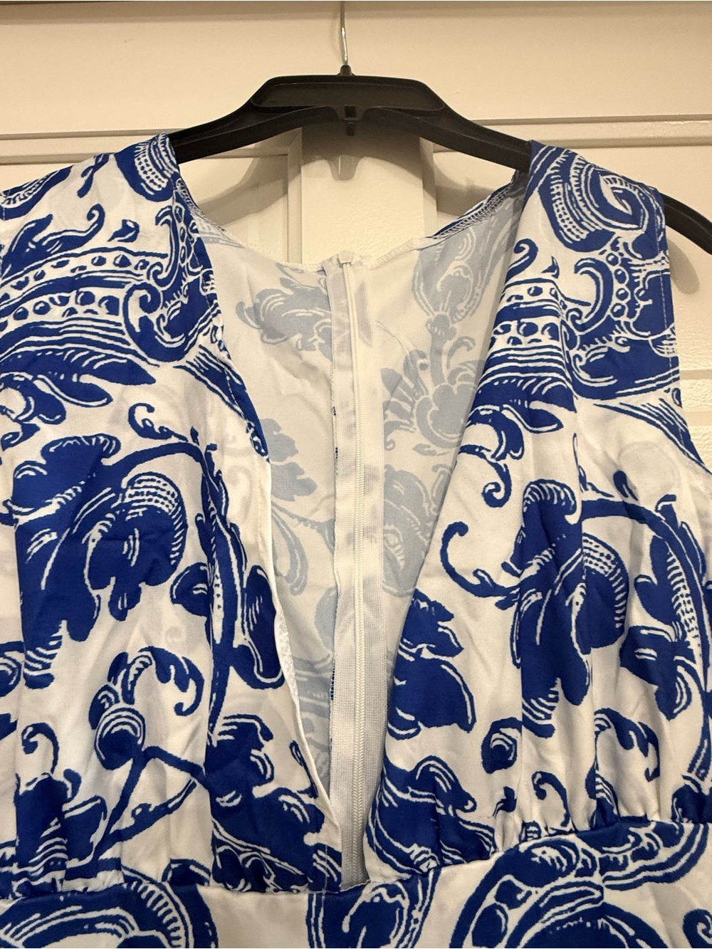 Sleeveless White & Blue Paisley V-Neck Dress NWOT - Picture 2 of 4